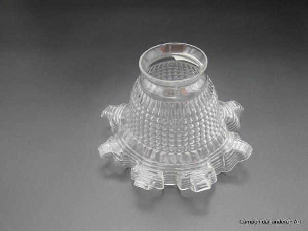 Jugendstil Lampenschirm gebraucht, Klarglas, Blütenkelchform genoppte Oberfläche des zylindrischen Teils, aufgebogener Rand regelmäßig gekniffen, gerillte Oberfläche, D: 15cm, H: 10cm, Griffrand 6cm