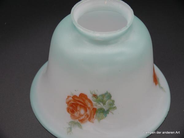 Jugendstil Lampenschirm gebraucht, Glas opal weiß bläulich schimmernd mit romantischem Rosendekor in rot/orange/grün, Blütenform mit nach außen gebogtem Rand, Ersatzschirm für antike Lampen D: 15cm, H:10cm, Griffrand 6cm Detail Dekor