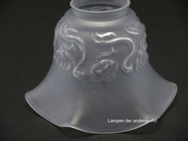 antiker Jugendstil Lampenschirm gebraucht, Glas satiniert, Wandung unterhalb der Schulter mit erhabenem Blumendekor, ausgestellter Rand sechsfach gekniffen, Nostalgie Ersatzglas,  Griffrand Ø6cm, Detail Blumendekor