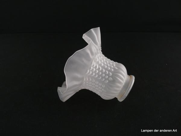 Jugendstil Lampenschirm gebraucht, Blütenform, Schulter stilisierte Kelchblätter, erhaben verziertes Schirmmittelteil, Rand weit aufgezogen, gewellt und gefaltet, Glas satiniert, Nostalgie Ersatzglas D: 15cm, H: 11cm, Glashalter Griffrand 6cm, liegend