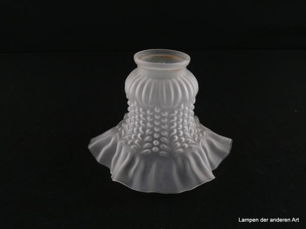 Jugendstil Lampenschirm gebraucht, Blütenform, Schulter stilisierte Kelchblätter, erhaben verziertes Schirmmittelteil, Rand weit aufgezogen, gewellt und gefaltet, Glas satiniert, Nostalgie Ersatzglas D: 15cm, H: 11cm, Glashalter Griffrand 6cm