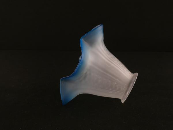 Jugendstil Lampenschirm gebraucht, Glas satiniert, stilisierte Blüte mit blauem gewelltem Rand, Wandung senkrecht reliefiert mit Schmuckbändern, Nostalgie Ersatzschirm D: 15cm, H: 11cm, Glashalter Griffrand 6cm, liegend