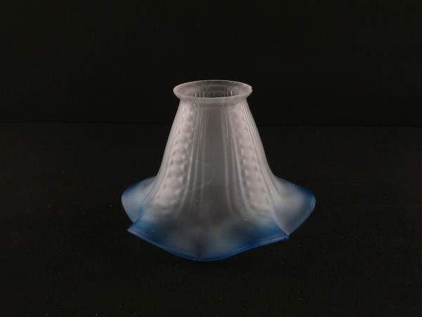 Jugendstil Lampenschirm gebraucht, Glas satiniert, stilisierte Blüte mit blauem gewelltem Rand, Wandung senkrecht reliefiert mit Schmuckbändern, Nostalgie Ersatzschirm D: 15cm, H: 11cm, Glashalter Griffrand 6cm