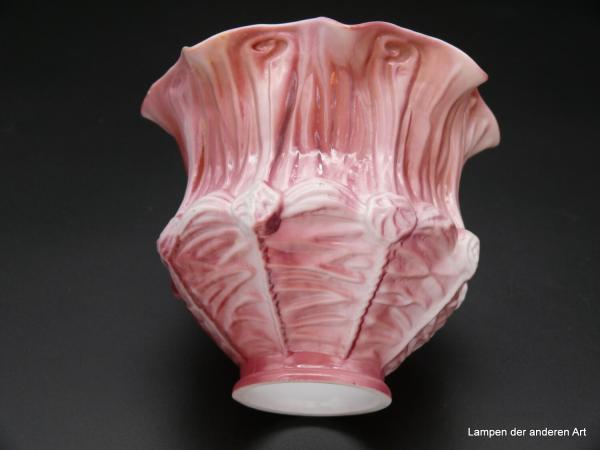 Jugendstil Lampenschirm gebraucht, weiß-rosa, mit reliefiertem Faltenwurf,  D: 15cm, H: 12cm, Griff-Rand 6cm von unten