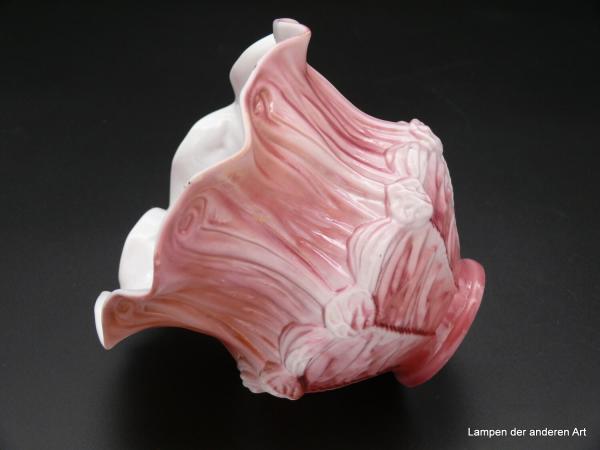 Jugendstil Lampenschirm gebraucht, weiß-rosa, mit reliefiertem Faltenwurf,  D: 15cm, H: 12cm, Griff-Rand 6cm liegend