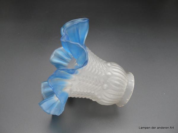 Jugendstil Lampenschirm gebraucht, Glas satiniert grau, reliefierter abstrakt gemusterter Grund, dreigeteilte Form - kugelförmig, konisch mit blauem gewelltem gefaltetem Rand, Ersatzglas D: 15cm, H: 12cm, Griffrand 6cm liegend