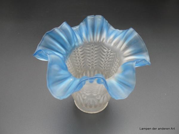 Jugendstil Lampenschirm gebraucht, Glas satiniert grau, reliefierter abstrakt gemusterter Grund, dreigeteilte Form - kugelförmig, konisch mit blauem gewelltem gefaltetem Rand, Ersatzglas D: 15cm, H: 12cm, Griffrand 6cm von unten