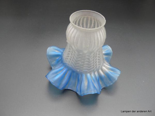 Jugendstil Lampenschirm gebraucht, Glas satiniert grau, reliefierter abstrakt gemusterter Grund, dreigeteilte Form - kugelförmig, konisch mit blauem gewelltem gefaltetem Rand, Ersatzglas D: 15cm, H: 12cm, Griffrand 6cm