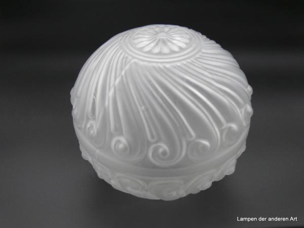 Jugendstil Lampenschirm gebraucht, satiniertes Kugelglas, mittig durch Wulst getrennt, gewellte Linienführung als dekorative Ornamente, reliefierte Rosette als zentraler Blickfang, Nostalgie Ersatzglas, D: ca. 15cm, H: ca.15cm, Glashalter Griffrand 8cm