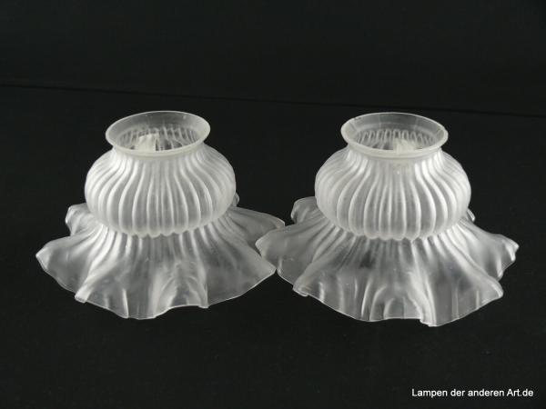 2-er Set Jugendstil Lampenschirm, Pärchen, gebraucht, Glas grau satiniert, stilisierte Blüte, zwiebelförmig eingeschnürte obere Wandungszone, waagerecht abstehender gekniffener Abschlussrand, Nostalgie Ersatzglas, D: ca.15m, H: ca.9cm, Glashalter 6cm