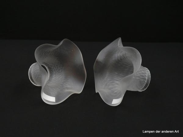 Pärchen Jugendstil Lampenschirm gebraucht, Klarglas satiniert, reliefierte genarbte Oberfläche, geringe Abweichungen in der Struktur, weit aufgezogener gewellter Rand, Nostalgieglas D: 15cm H: 10cm, Griffrand Glashalter 6cm, liegend