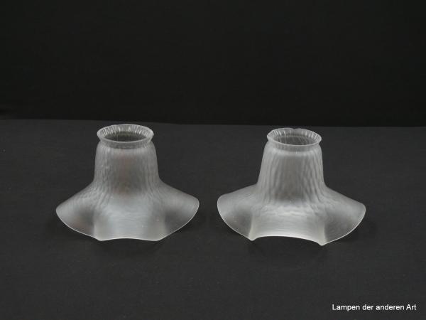 Pärchen Jugendstil Lampenschirm gebraucht, Klarglas satiniert, reliefierte genarbte Oberfläche, geringe Abweichungen in der Struktur, weit aufgezogener gewellter Rand, Nostalgieglas D: 15cm H: 10cm, Griffrand Glashalter 6cm