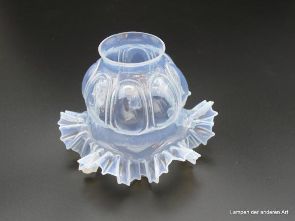 Jugendstil Lampenschirm, gestufter Blütenschirm, Glas milchig weiß, gebraucht, D: 15cm H: 11cm,  Griff-Rand 6cm