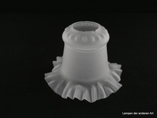 Jugendstil Lampenschirm gebraucht, Glas grau satiniert, wulstige Schulter mit ovalen Nuppen, leicht geweiteter Zylinderschaft mit reliefierten Ringlinien, gefalteter geschwungener Rand, Nostalgie Ersatzglas für alte Lampen D: 15cm, H: 11cm, Loch 40mm