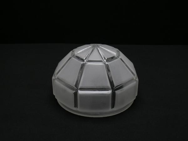 Jugendstil Lampenschirm gebraucht, Glas satiniert, Halbkugel, Oberfläche durch Facetten gestaltet, kleines Nostalgieglas D: 16cm H: 9cm, Griffrand Glashalter 15cm