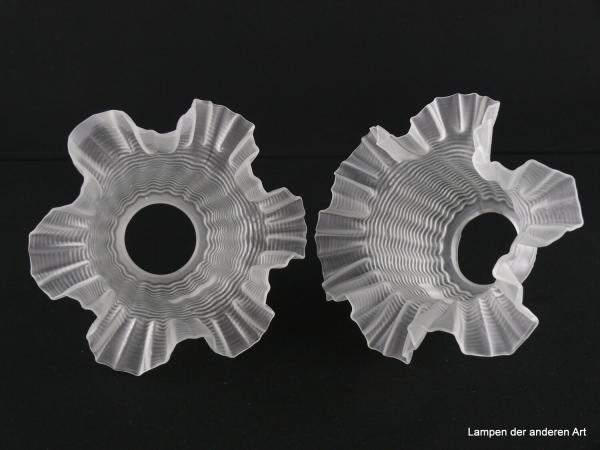 2-er Set Jugendstil Lampenschirm gebraucht, Glas grau satiniert, strukturierte Wandung, in Falten gelegter aufgezogener Abschlussrand, stilisierte Blüte, Nostalgie Ersatzglas, D: ca. 16cm, H: ca.9cm, Glashalter Griffrand 6cm, von unten