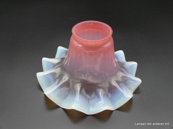 Jugendstil Lampenschirm gebraucht, Glas milchig im Farbverlauf vom Schirmhals rosa zum weiß-gelb am gefalteten ausgestellten Rand, Ersatzglas D: 16cm, H: 9cm, Griffrand 6cm