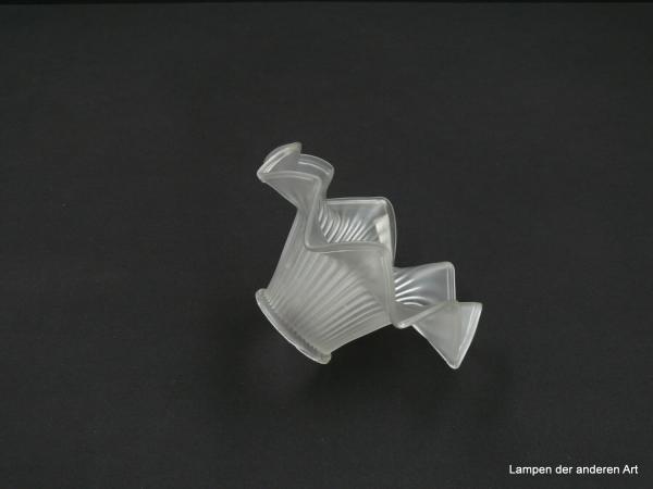 Jugendstil Lampenschirm gebraucht, Blütenform, profilierte Oberfläche stumpf satiniert, vertikal gerippter Grund, gekniffener ausgestellter Rand, Ersatzglas D: 16cm, H: 9cm, Griffrand 6cm liegend