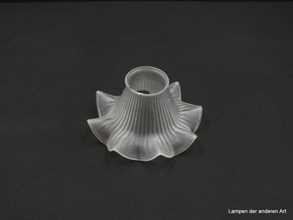 Jugendstil Lampenschirm gebraucht, Blütenform, profilierte Oberfläche stumpf satiniert, vertikal gerippter Grund, gekniffener ausgestellter Rand, Ersatzglas D: 16cm, H: 9cm, Griffrand 6cm