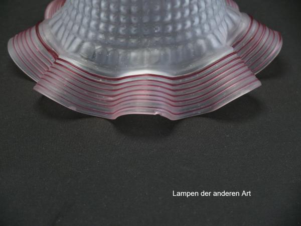 antiker Jugendstil Lampenschirm gebraucht, geweiteter Glaszylinder grau satiniert, Oberfläche reliefiert, aufgezogener gewellter Rand mit extra aufgelegten Glasfäden in rot verziert, Nostalgie Ersatzglas, Griffrand Ø 6cm, Detail Chip am Rand von außen