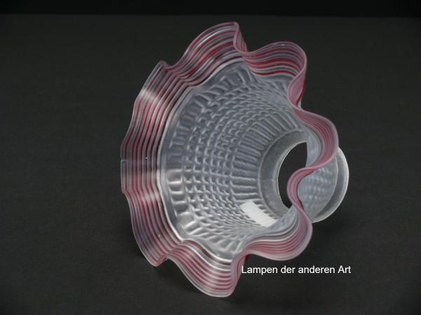 antiker Jugendstil Lampenschirm gebraucht, geweiteter Glaszylinder grau satiniert, Oberfläche reliefiert, aufgezogener gewellter Rand mit extra aufgelegten Glasfäden in rot verziert, Nostalgie Ersatzglas, Griffrand Ø 6cm, liegend