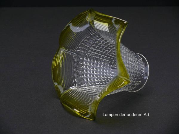 Jugendstil Lampenschirm gebraucht, antik, Klarglas mit Strukturoberfläche aus kleinen Quadraten, leicht ausgestellter Zylinder, spitz ausgezogener grüner gerillter Wellenrand, seitlich