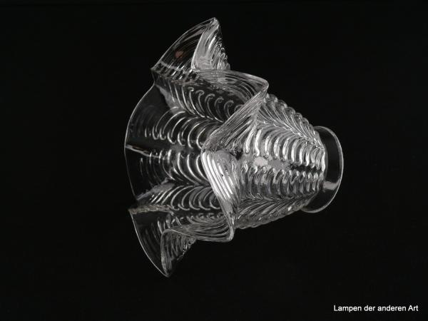 Jugendstil Lampenschirm gebraucht, Glas klar, strukturierte Wandung, in Dreiecksform aufgezogener Abschlussrand, stilisierte Blüte, Nostalgie Ersatzglas, D: ca. 16cm, H: ca.11cm, Glashalter Griffrand 6cm, liegend