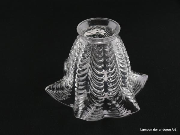 Jugendstil Lampenschirm gebraucht, Glas klar, strukturierte Wandung, in Dreiecksform aufgezogener Abschlussrand, stilisierte Blüte, Nostalgie Ersatzglas, D: ca. 16cm, H: ca.11cm, Glashalter Griffrand 6cm