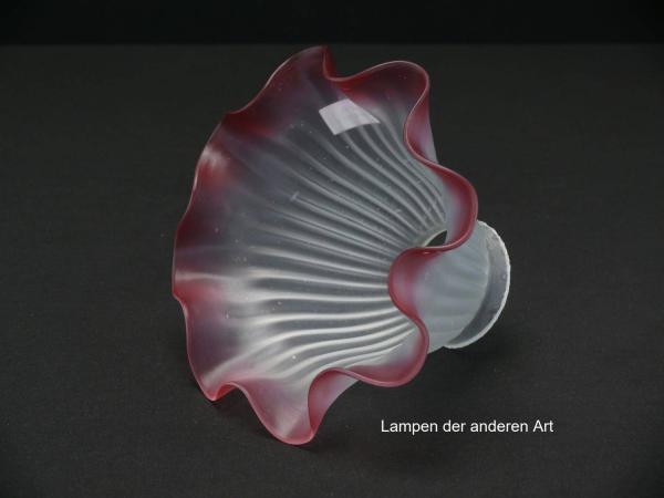 Jugendstil Lampenschirm gebraucht, antik, Glas grau satiniert vertikal eingearbeitete Rillen, übergehend in ausgestellten sanft gewellten Rand rot abgesetzt, Nostalgie Ersatzglas, Glashalter 6cm, seitlich