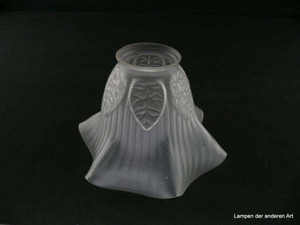 Jugendstil Lampenschirm gebraucht, Glas grau satiniert, plastisch gestaltete geäderte Blätter umrahmen den Schirmhals und geben dem Leuchtenglas das gewisse Etwas, Nostalgie Ersatzschirm D: 16cm, H: 12cm, Glashalter Griffrand 6cm