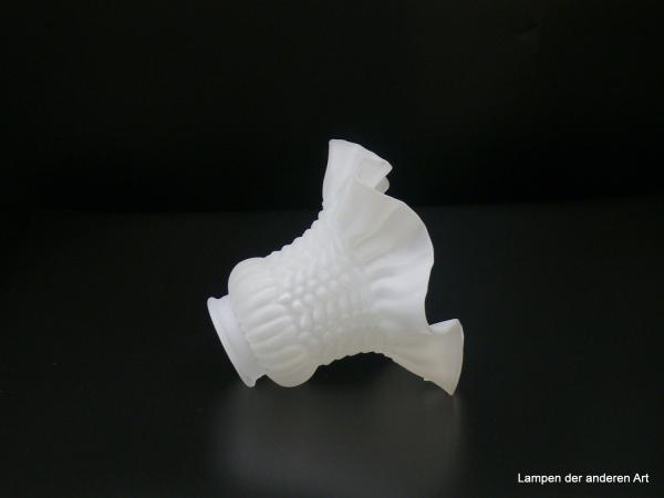 Jugendstil Lampenschirm gebraucht, Glas satiniert, rauher Grund, gewölbter Teil mit Stäbchen, senkrechte Girlanden Noppen und gespreizte Herzen auf konischem Schirmteil, Umrandung nach außen gezogen und gefaltet, D: 16cm, H: 13cm, Griffrand 6cm liegend