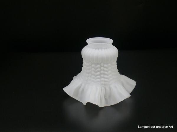 Jugendstil Lampenschirm gebraucht, Glas satiniert, rauher Grund, gewölbter Teil mit Stäbchen, senkrechte Girlanden aus Noppenmuster und gespreizten Herzen auf konischem Schirmteil, Umrandung nach außen gezogen und gefaltet, D: 16cm, H: 13cm, Griffrand 6cm