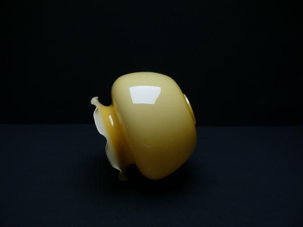 Jugendstil Lampenschirm gebraucht, Glas gelb, Oberteil annähernd kugelförmig, im unteren Teil stark eingeschnürter nach außen gezogener gekniffener Rand, Ersatzglas für Nostalgie Lampen D: 16cm, H: 14cm, ohne Griffrand Loch 45mm, liegend