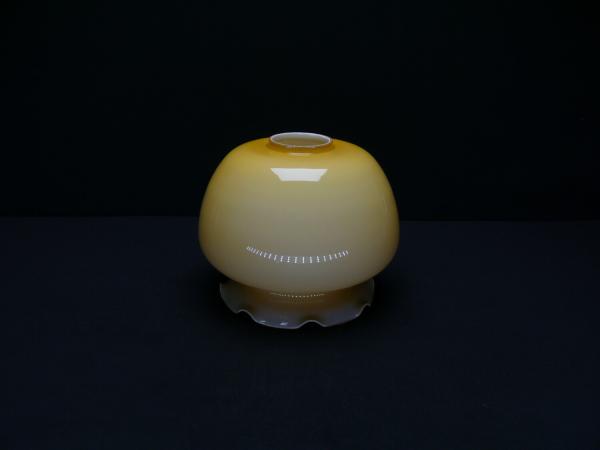 Jugendstil Lampenschirm gebraucht, Glas gelb, Oberteil annähernd kugelförmig, im unteren Teil stark eingeschnürter nach außen gezogener gekniffener Rand, Ersatzglas für Nostalgie Lampen D: 16cm, H: 14cm, ohne Griffrand Loch 45mm