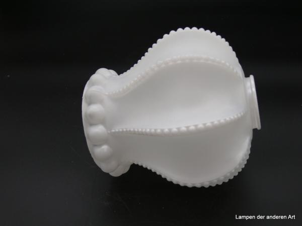 Jugendstil Lampenschirm gebraucht, Glas opal weiß in Form einer Krone, an den senkrechten Kanten mit kleinen Noppen belegt, Umrandung bildet ein Kugelnoppenband, Nostalgieglas D: 16cm, H: 16cm, Griffrand 6cm, liegend