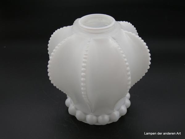 Jugendstil Lampenschirm gebraucht, Glas opal weiß in Form einer Krone, an den senkrechten Kanten mit kleinen Noppen belegt, Umrandung bildet ein Kugelnoppenband, Nostalgieglas D: 16cm, H: 16cm, Griffrand 6cm