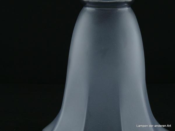 Jugendstil Lampenschirm gebraucht, schmale langgezogene Blüte in lavendelblau, Glas satiniert, ab der Mitte zum Rand gekantete Wandung, leicht nach außen gezogen, Nostalgie Ersatzglas D: 16cm, H: 17cm, Glashalter Griffrand 6cm, Detail