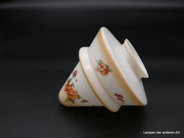 Jugendstil Lampenschirm gebraucht, geschlossener Kegel im oberen Drittel getreppt und beige abgesetzt, weiß mit Blumendekor an der oberen und unteren Wandungszone, Schirmspitze beige, Ersatzglas D: 16cm, H: 17cm, Griffrand 8cm, liegend