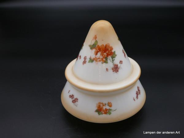 Jugendstil Lampenschirm gebraucht, geschlossener Kegel im oberen Drittel getreppt und beige abgesetzt, weiß mit Blumendekor an der oberen und unteren Wandungszone, Schirmspitze beige, Ersatzglas D: 16cm, H: 17cm, Griffrand 8cm