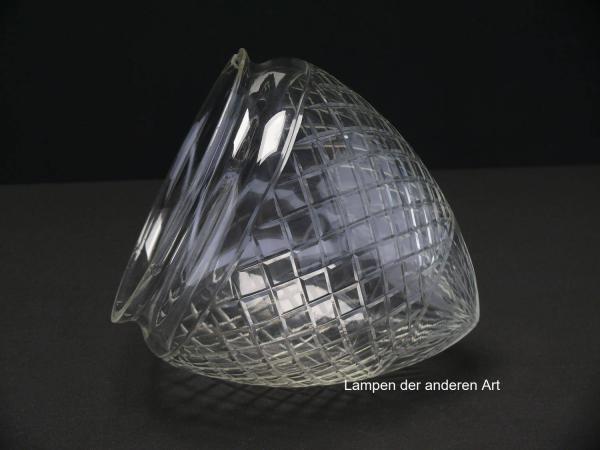 antiker Jugendstil Lampenschirm gebraucht, Klarglas, Zapfenform spitz zulaufend, in die Oberfläche geschliffene Quadrate und Strahlen zur Lichtbrechung - diese geben dem Glas seinen Glanz, Nostalgie Ersatzglas D: ca.16cm, H: ca.18cm, Griffrand 15cm, seitl