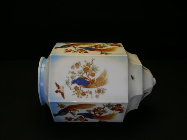 Jugendstil Lampenschirm gebraucht, Glas opal weiß, gekantet, auf allen rechteckigen Flächen mit majestätischen Vögeln farbenfroh dekoriert, einzelne kleine Tiere schmücken die Felder am unteren Rand, Ersatzglas D: 16cm, H: 23cm, Griffrand 10cm, liegend
