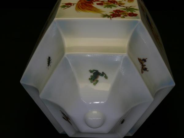 Jugendstil Lampenschirm gebraucht, Glas opal weiß, gekantet, auf allen rechteckigen Flächen mit majestätischen Vögeln farbenfroh dekoriert, einzelne kleine Tiere schmücken die Felder am unteren Rand, Ersatzglas D: 16cm, H: 23cm, Griffrand 10cm, von oben