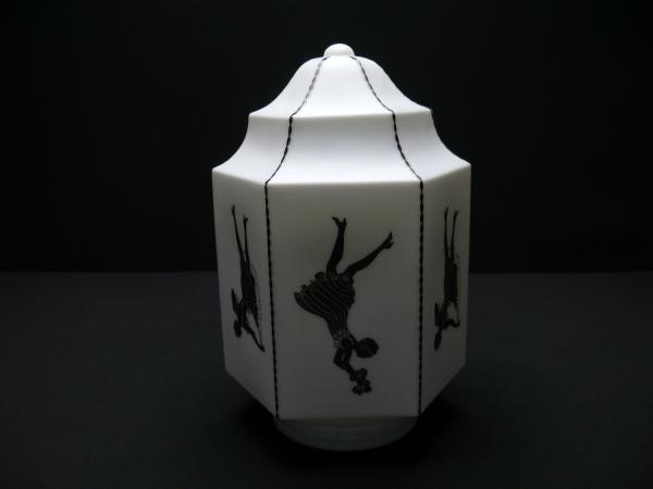 Jugendstil Lampenschirm gebraucht, Glas opal weiß, auf den Kanten stilisierte schwarze Perlenschnur, umlaufend auf den rechteckigen Flächen sind Damen in verschiedenen Posen in schwarz aufgebracht, Ersatzglas D: 16cm, H: 23cm, Griffrand 10cm