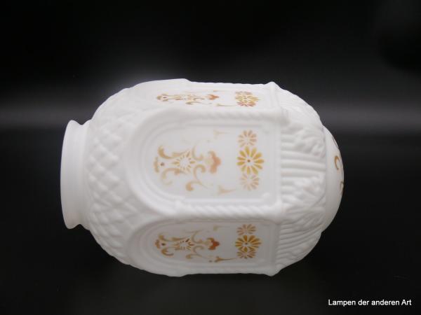 Jugendstil Lampenschirm gebraucht, Glas weiß, matte Oberfläche, oberes Schirmteil mit reliefierten Schuppen, mittlere Wandungszone  aus sechs Bogenfenstern auf Säulen mit Spritzdekor in gold/gelb/orange, Ersatzglas D: 16cm, H: 24cm, Griffrand 10cm liegend
