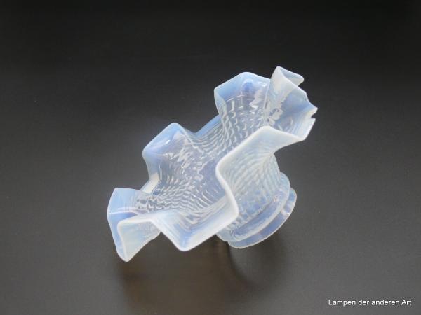 Jugendstil Lampenschirm original, milchiges Glas, weit aufgezogene Blütenkelchform am Rand sechsfach eckig gefaltet, reliefierte Wandung, am Rand fast glatte Oberfläche, Ersatzglas D: 16cm, H: 8cm, Griffrand 6cm liegend