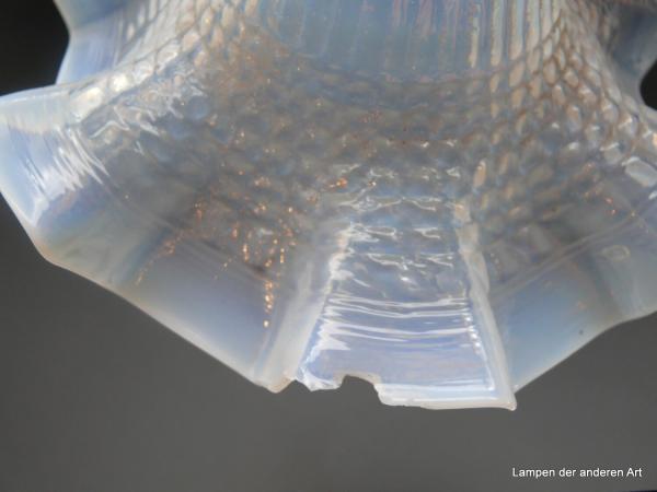 Jugendstil Lampenschirm original, milchiges Glas, weit aufgezogene Blütenkelchform am Rand sechsfach eckig gefaltet, reliefierte Wandung, am Rand fast glatte Oberfläche, Ersatzglas D: 16cm, H: 8cm, Griffrand 6cm, Detail Fehlstück