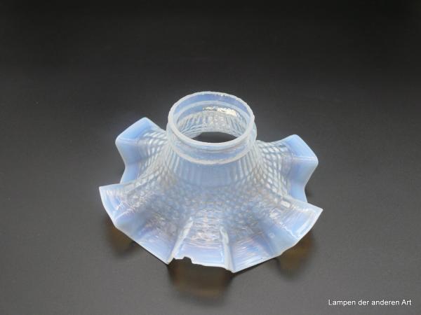 Jugendstil Lampenschirm original, milchiges Glas, weit aufgezogene Blütenkelchform am Rand sechsfach eckig gefaltet, reliefierte Wandung, am Rand fast glatte Oberfläche, Ersatzglas D: 16cm, H: 8cm, Griffrand 6cm