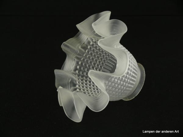Jugendstil Lampenschirm gebraucht, grau satiniert, stilisierte Blütenform, Glasoberfläche strukturiert, Nostalgie Ersatzschirm D: ca.16cm, H: ca.10cm, Glashalter Griffrand 6cm, seitlich