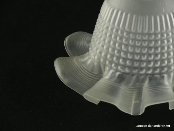 Jugendstil Lampenschirm gebraucht, grau satiniert, stilisierte Blütenform, Glasoberfläche strukturiert, Nostalgie Ersatzschirm D: ca.16cm, H: ca.10cm, Glashalter Griffrand 6cm, Detail herstellungsbedingte Glaseinschlüsse
