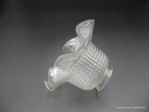 Jugendstil Lampenschirm gebraucht, schlanke Blütenform, Klarglas, strukturierte Oberfläche mit Noppen und Rillen, nach außen gezogener gekniffener Rand, D: 16cm, H: 10cm, Griffrand 6cm liegend